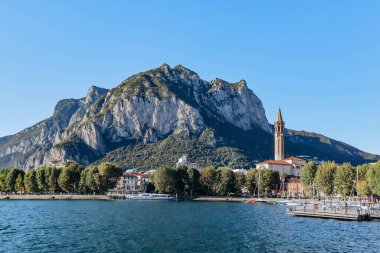 Como Gölü üzerindeki Lecco kasabasının manzarası