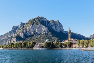 Como Gölü üzerindeki Lecco kasabasının manzarası