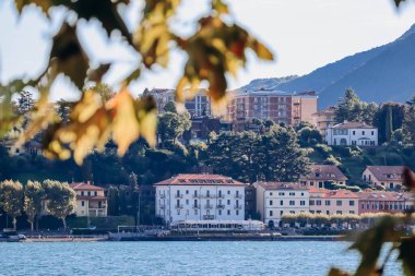 Como Gölü üzerindeki Lecco kasabasının manzarası