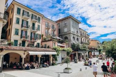 Bellagio, İtalya - 8 Ağustos 2023: İtalya 'da Como Gölü üzerinde güzel bir şehir olan Bellagio şehir merkezi manzarası