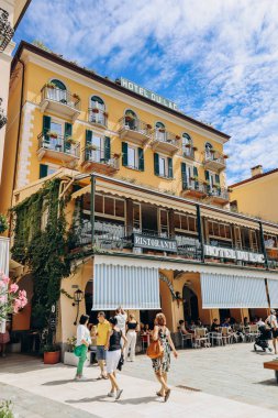 Bellagio, İtalya - 8 Ağustos 2023: İtalya 'da Como Gölü' nün ortasındaki Bellagio 'nun ünlü Hotel du Lac manzarası