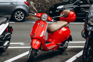 Bellagio, İtalya - 8 Ağustos 2023 Bellagio, İtalya 'da Red Vespa scooter' ı