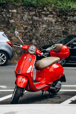 Bellagio, İtalya - 8 Ağustos 2023 Bellagio, İtalya 'da Red Vespa scooter' ı