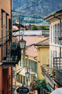 Bellagio, İtalya - 8 Ağustos 2023: İtalya 'da Como Gölü üzerinde güzel bir şehir olan Bellagio şehir merkezi manzarası