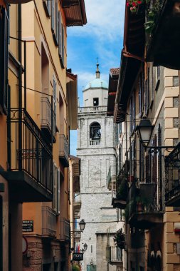 Bellagio, İtalya - 8 Ağustos 2023: İtalya 'da Como Gölü üzerinde güzel bir şehir olan Bellagio şehir merkezi manzarası