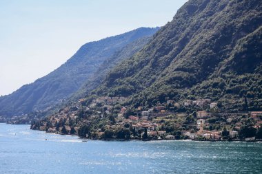 Resimli doğa ve İtalya 'da Como Gölü' ndeki küçük renkli köyler.