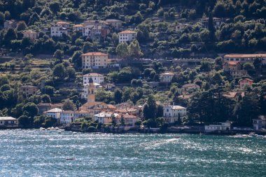 Resimli doğa ve İtalya 'da Como Gölü' ndeki küçük renkli köyler.