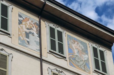 Como, İtalya - 8 Ağustos 2023: Como 'nun merkezindeki eski bir binanın cephesinde Art Nouveau çizimleri