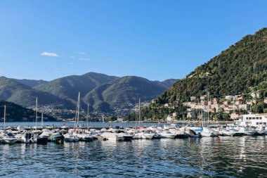 Como, İtalya - 8 Ağustos 2023: İtalya 'nın Como kenti yakınlarındaki aynı adı taşıyan bir liman