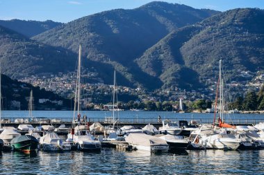 Como, İtalya - 8 Ağustos 2023: İtalya 'nın Como kenti yakınlarındaki aynı adı taşıyan bir liman