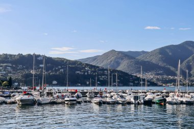 Como, İtalya - 8 Ağustos 2023: İtalya 'nın Como kenti yakınlarındaki aynı adı taşıyan bir liman