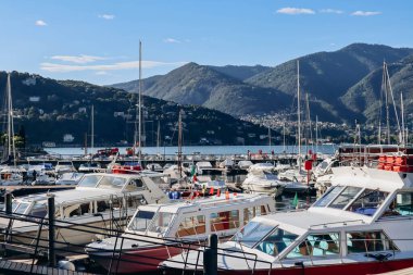 Como, İtalya - 8 Ağustos 2023: İtalya 'nın Como kenti yakınlarındaki aynı adı taşıyan bir liman