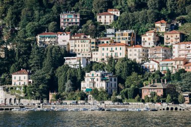 Como, İtalya - 8 Ağustos 2023: Aynı adı taşıyan İtalya 'nın Como kentinin manzarası