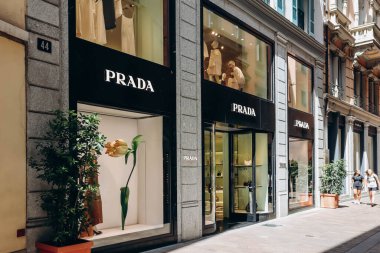 Lugano, İsviçre - 10 Ağustos 2023: Lugano, İsviçre şehir merkezindeki Prada butiği cephesi