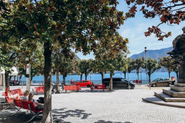 Lugano, İsviçre - 10 Ağustos 2023 Lugano 'nun göldeki pitoresk setleri