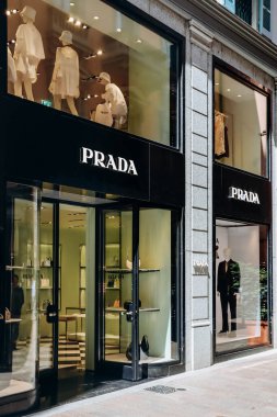 Lugano, İsviçre - 10 Ağustos 2023: Lugano, İsviçre şehir merkezindeki Prada butiği cephesi