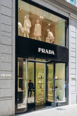 Lugano, İsviçre - 10 Ağustos 2023: Lugano, İsviçre şehir merkezindeki Prada butiği cephesi