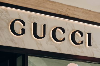 Lugano, İsviçre - 10 Ağustos 2023: Lugano, İsviçre şehir merkezindeki Gucci butiğinin panosu