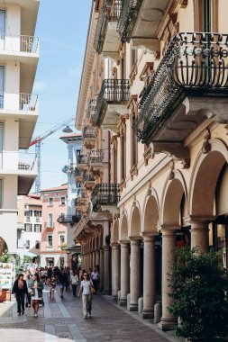 Lugano, İsviçre - 10 Ağustos 2023: İsviçre 'deki Lugano' nun pitoresk şehir merkezi