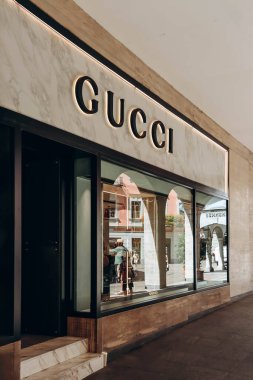 Lugano, İsviçre - 10 Ağustos 2023: Lugano şehir merkezindeki Gucci butiğinin cephesi