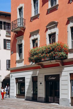 Lugano, İsviçre - 10 Ağustos 2023: Lugano, İsviçre şehir merkezindeki Cartier butiği cephesi