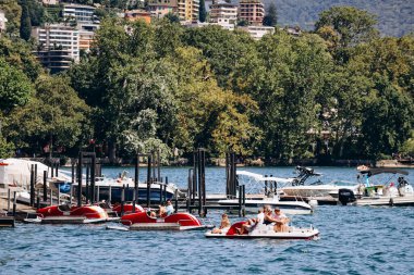 Lugano, İsviçre - 10 Ağustos 2023 Lugano 'nun göldeki pitoresk setleri