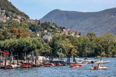 Lugano, İsviçre - 10 Ağustos 2023 Lugano 'nun göldeki pitoresk setleri