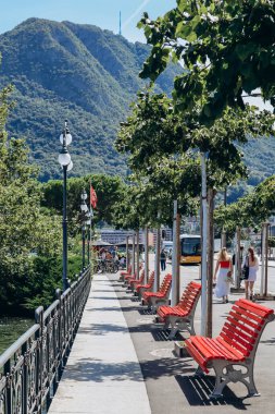 Lugano, İsviçre - 10 Ağustos 2023 Lugano 'nun göldeki pitoresk setleri