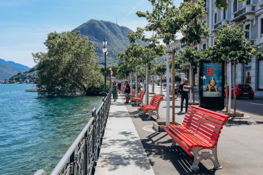 Lugano, İsviçre - 10 Ağustos 2023 Lugano 'nun göldeki pitoresk setleri