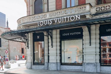 Lugano, İsviçre - 10 Ağustos 2023 Lugano, İsviçre şehir merkezindeki Louis Vuitton butiğinin cephesi