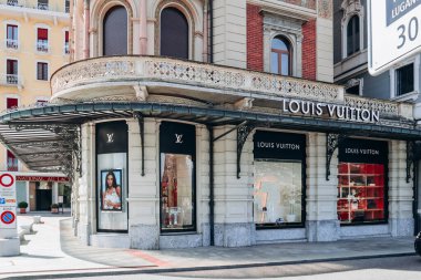 Lugano, İsviçre - 10 Ağustos 2023 Lugano, İsviçre şehir merkezindeki Louis Vuitton butiğinin cephesi