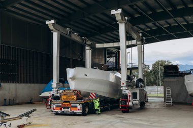 Alpnachstad, İsviçre - 9 Ağustos 2023: Herzog Marinecenter AG - Alpnachstad 'da tekne ve ticaret merkezi