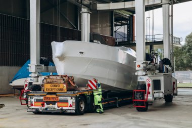 Alpnachstad, İsviçre - 9 Ağustos 2023: Herzog Marinecenter AG - Alpnachstad 'da tekne ve ticaret merkezi