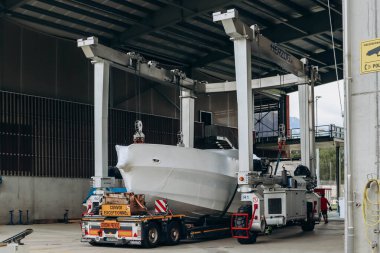 Alpnachstad, İsviçre - 9 Ağustos 2023: Herzog Marinecenter AG - Alpnachstad 'da tekne ve ticaret merkezi