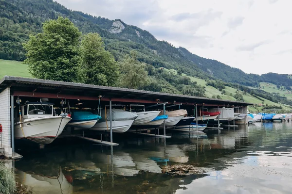 スイスのアルパニスタッド 2023年8月9日 アルパニスタのボート建設 貿易センター ヘルツォッグ マリンケンターAg近くのボート駐車場 — ストック写真