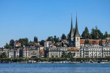 Lucerne, İsviçre - 10 Ağustos 2023: güneşli bir yaz gününde Lucerne şehir merkezi manzarası