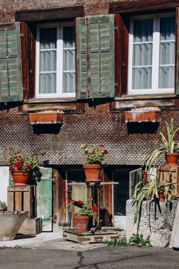 İsviçre Alpnachstad 'ının güzel cepheleri