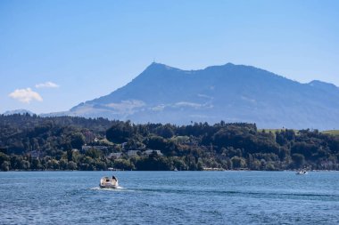 Arka planda Lucerne Gölü (dört orman yerleşiminin gölü) ve Alpler manzarası