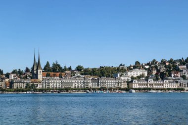 Lucerne, İsviçre - 10 Ağustos 2023: güneşli bir yaz gününde Lucerne şehir merkezi manzarası
