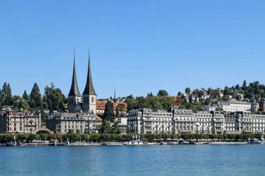Lucerne, İsviçre - 10 Ağustos 2023: güneşli bir yaz gününde Lucerne şehir merkezi manzarası