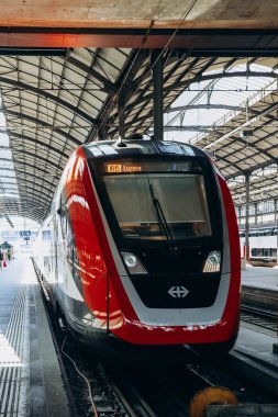 Lucerne, İsviçre - 10 Ağustos 2023: Lucerne Merkez Tren İstasyonu, İsviçre