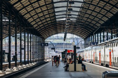 Lucerne, İsviçre - 10 Ağustos 2023: Lucerne Merkez Tren İstasyonu, İsviçre