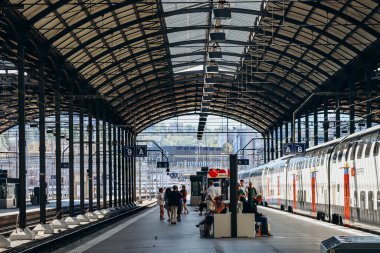 Lucerne, İsviçre - 10 Ağustos 2023: Lucerne Merkez Tren İstasyonu, İsviçre
