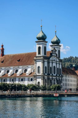 Lucerne, İsviçre - 10 Ağustos 2023: güneşli bir yaz gününde Lucerne şehir merkezi manzarası