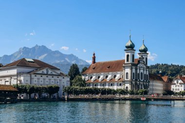 Lucerne, İsviçre - 10 Ağustos 2023: güneşli bir yaz gününde Lucerne şehir merkezi manzarası