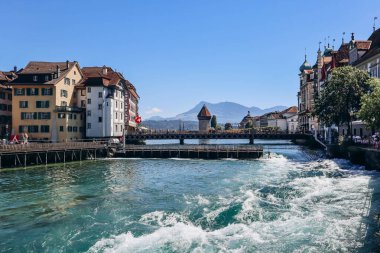 İsviçre, Lucerne 'deki Reuss' ta iğne barajı. İğne barajı, ince ahşap 