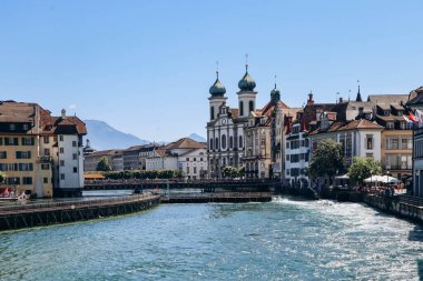 Lucerne, İsviçre - 10 Ağustos 2023: güneşli bir yaz gününde Lucerne şehir merkezi manzarası