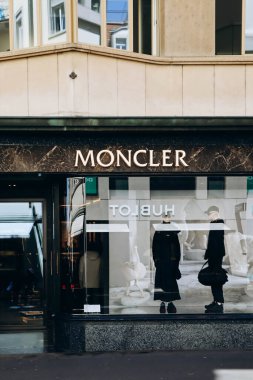 Lucerne, İsviçre - 10 Ağustos 2023: Lucerne, İsviçre şehir merkezindeki Moncler butiğinin cephesi