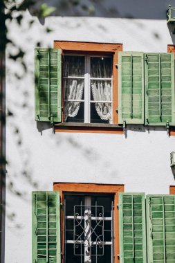 İsviçre 'nin Lucerne şehrindeki eski evlerin güzel yeşil kepenkleri.