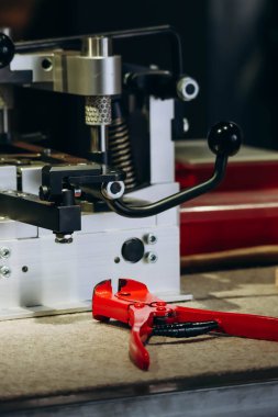 İsviçre çakıları monte etmek için makine ve araçlar